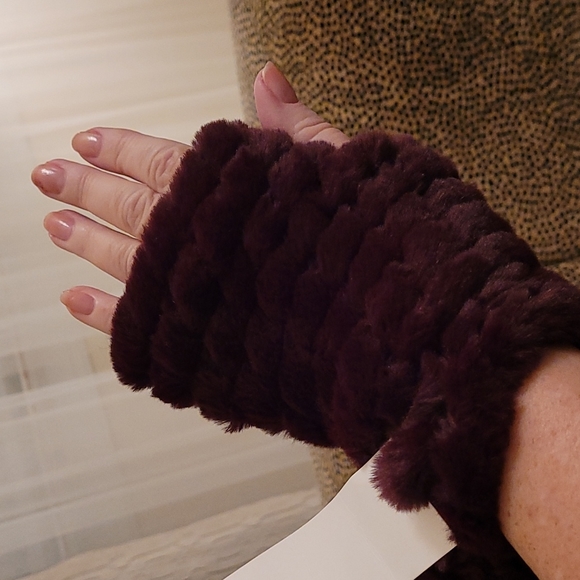 Calvin Klein Accessories - Calvin Klein fingerless gloves